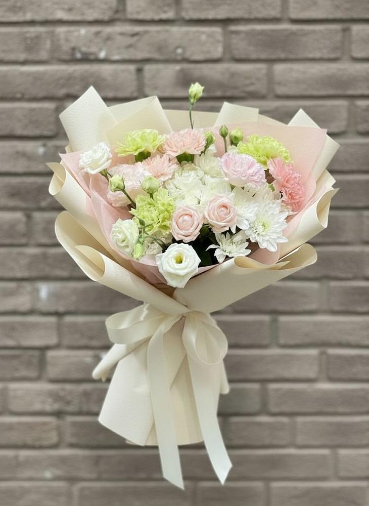 Букет цветов из: Гвоздики, Розы, Лизиантусы и Хризантемы в Темиргоевской