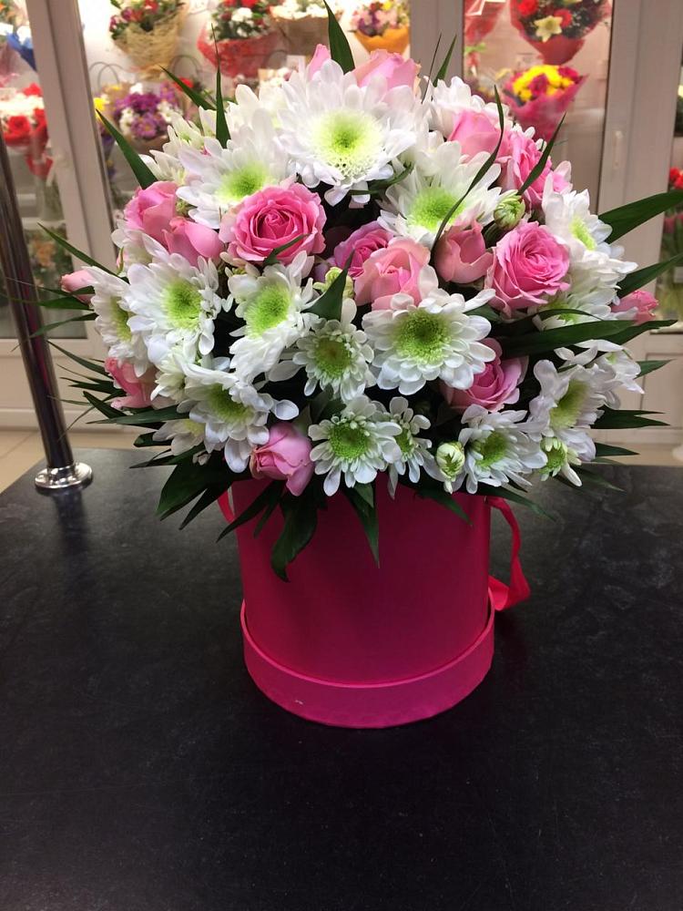 Цветочная композиция из Розы и Хризантемы в шляпной коробке в Темиргоевской